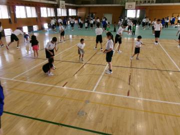 1年生と9年生が体育館で交流している様子