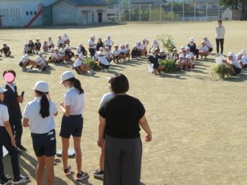 終了の合図で校庭に整列するたてわり班の様子