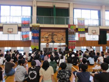 体育館内でミロゴさんが登場している様子