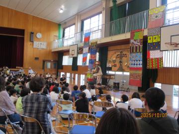 体育館内に、地域のみなさんも今回の行事を見に来られました