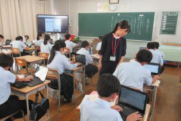 各自で考えたことをChromebookに入力している様子