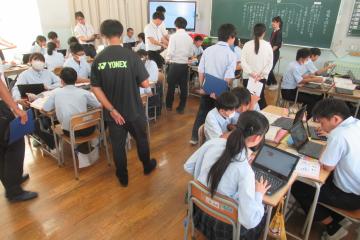 班ごとに話し合いをしている様子