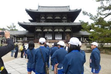 児童が法隆寺に到着しました。
