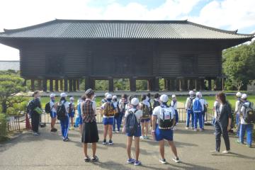 正倉院に到着した児童たちの様子