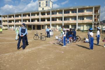 運動場で実技が始まります。