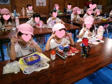 5歳児が弁当を食べているところ