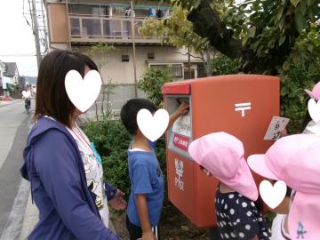 5歳児がポストに投函している様子