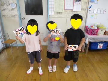 4歳児がはがきをかいているところ