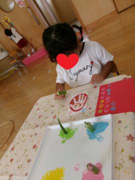 三歳児がオクラスタンプしているところ