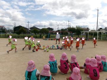 5歳児が9月にサッカーをしているところ