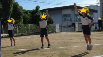 オープニングで準備体操をする子ども達