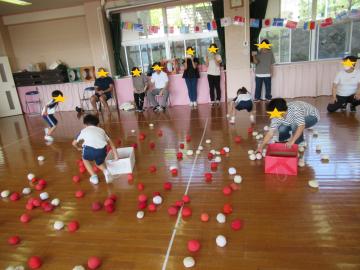 玉入れで遊んだ後の片付け競争の様子