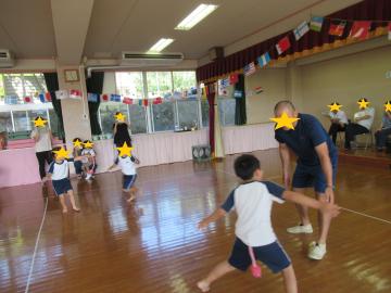 しっぽ取り（子ども3人対大人1人）