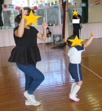 おたのしみの様子（親子ダンス1）