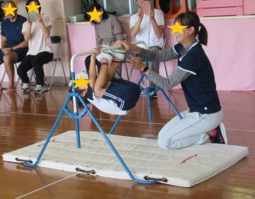 鉄棒に取り組む子ども1