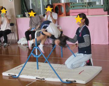 鉄棒に取り組む子ども2