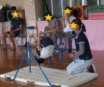 鉄棒に取り組む子ども3