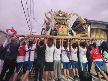 秋祭りで活躍する中学生の様子