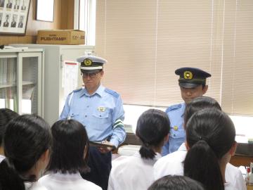 警察署長が感謝状を贈る様子