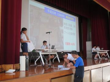 決意の言葉チームが体育館舞台上で打ち合わせをしている