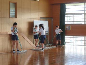 舞台転換と風船チームで体育館の大掃除