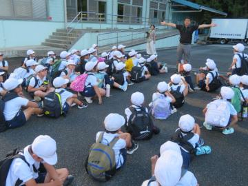 給食センターに到着した1，2年生