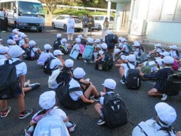 所長さん、栄養教諭の先生とあいさつする1，2年生