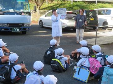 見学のやくそくを確かめる栄養教諭