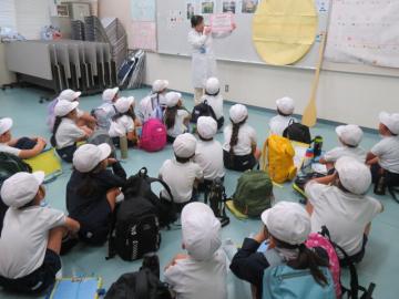 会議室でお話を聞く2年生