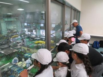 調理場の見学をする2年生