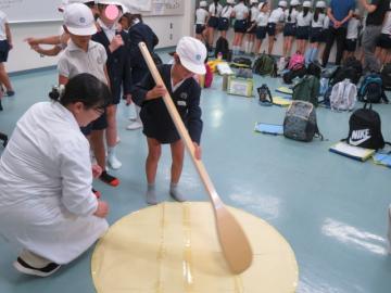 おなべのかきまぜ体験をする2年生