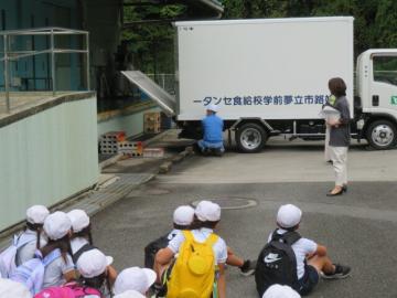 配送トラックの見学をする2年生