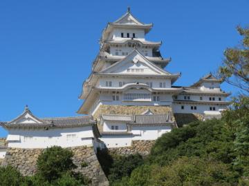 青空に映えてかがやく姫路城