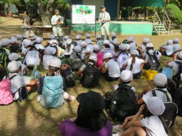 動物園教室の話を聞く子どもたち