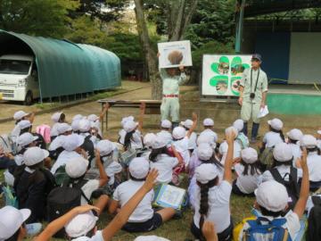 動物クイズに答える子どもたち