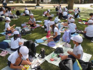 たてわり班ごとにお弁当を食べる子どもたちその1