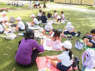 たてわり班ごとにお弁当を食べる子どもたちその2