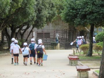 動物園たんけんに出発するようす