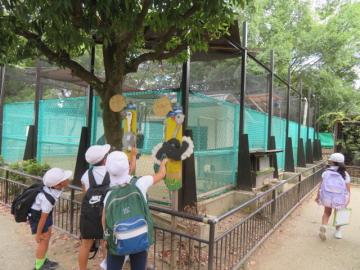 たてわり班で動物園たんけんをするようすその1