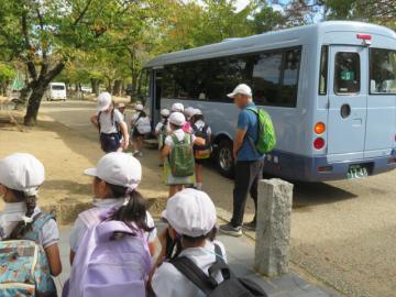 バスに乗る子どもたち