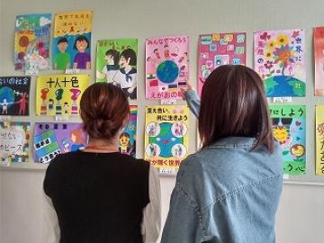 作品を見る保護者