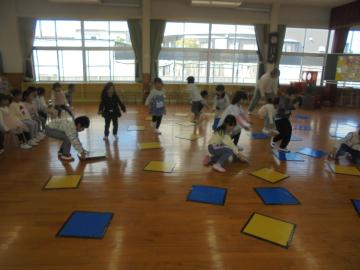 園庭で園児たちが色返しゲームで遊んでいる様子