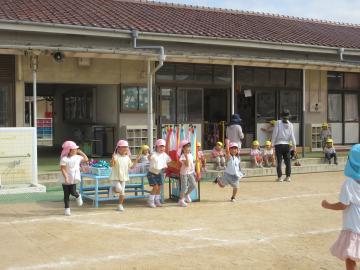 園庭で4歳児たちが前で体操をしている様子