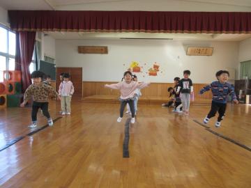 遊戯室内で園児たちがリズムジャンプをして遊んでいる様子