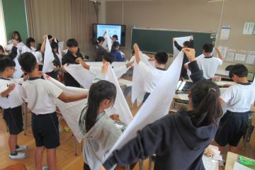 ひとり一人がたたみ三角巾を作っている様子