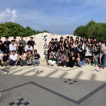 3組が万座毛 CAVE OKINAWAで過ごす様子1