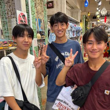 4組がアラハビーチ アメリカンビレッジで過ごす様子2