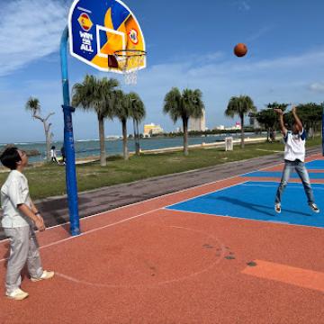 4組がアラハビーチ アメリカンビレッジで過ごす様子3