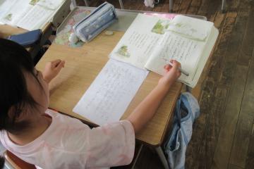 国語の授業でお手紙を書いている様子