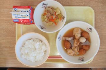 前期課程の給食の写真